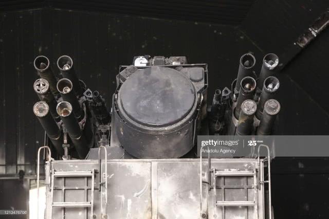 利比亚一军事强人被打惨，重要基地被对手占领，部队狼狈撤离首都