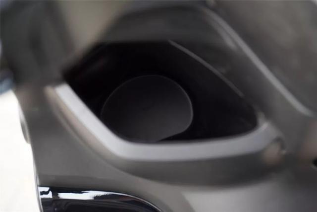 雅马哈弯梁代步车，前轮碟刹座高780mm，国四电喷百公里油耗1.7L