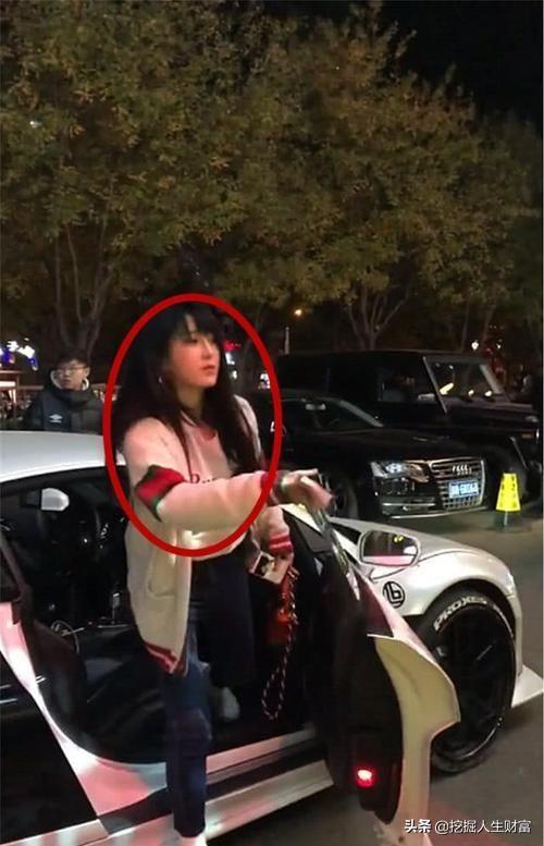 门口遇百万奥迪R8，车上女子下车瞬间成为全场焦
