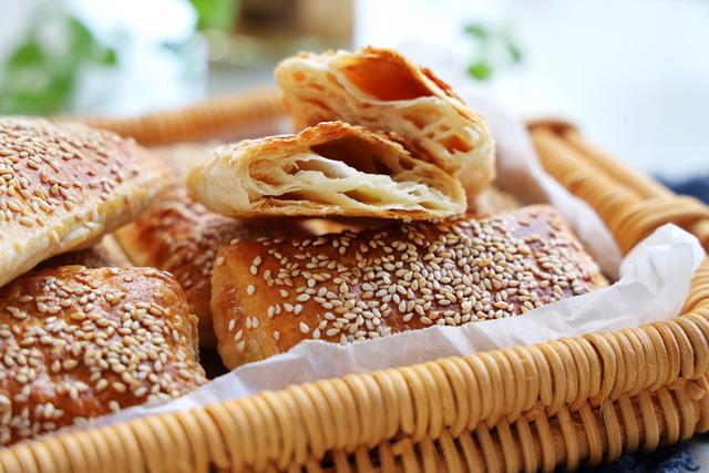 家里有面粉试试这样吃，层次多又酥脆，食材简单，做法一看就会