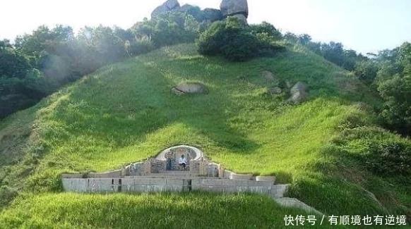 江苏发掘1男4女合葬墓，出土一只“金蝉”，价值