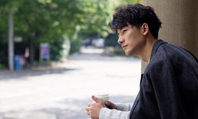 坎坷的黄轩：12岁父母离婚，19岁被张艺谋“忽悠”，21岁成孤儿