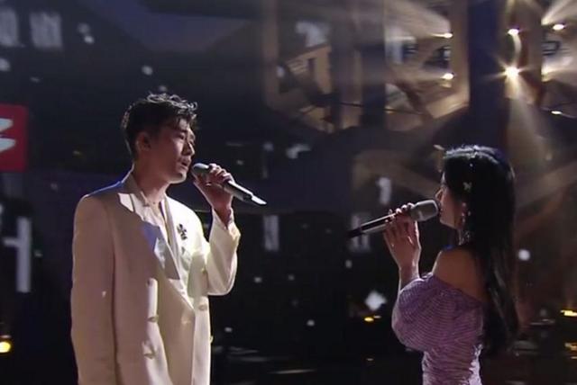 与鞠婧祎深情拥抱，张翰却满脸写着“嫌弃”，网友：这钱不好挣呀