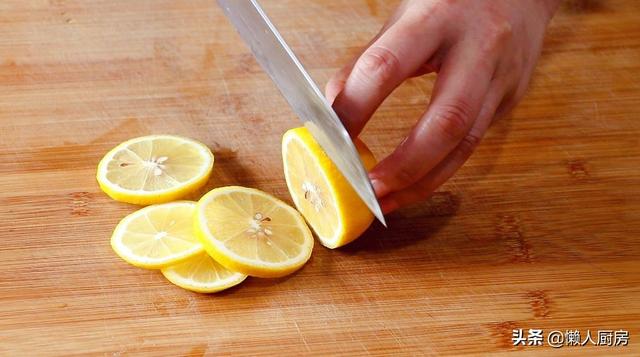 1个柠檬，一点鸡翅，这样做的鸡翅清香又清爽，外皮呈焦糖色