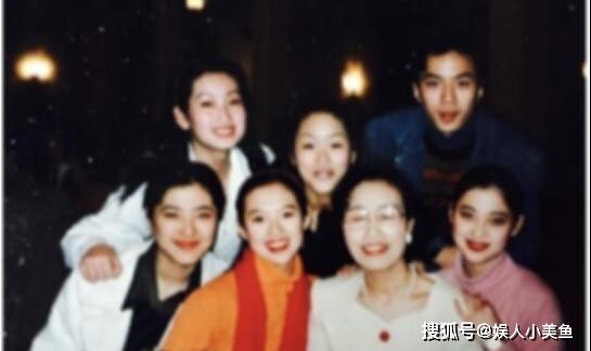 和成龙父子“三角恋”，受张艺谋青睐，“国际章”还有什么秘密？