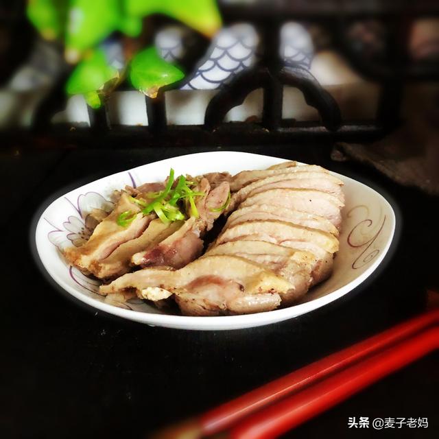 夏天不妨多吃鸭子，只需三步就能做出香、酥、嫩的盐水鸭，试试吧