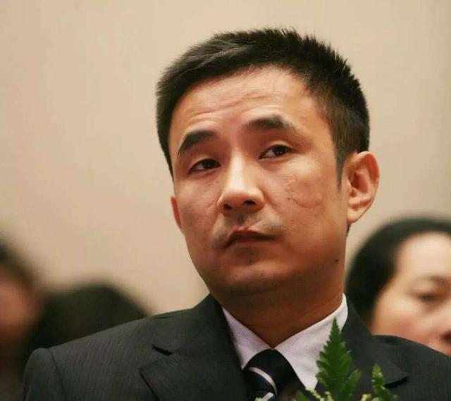 著名的房地产商王永红，欠下百亿债务后，带女