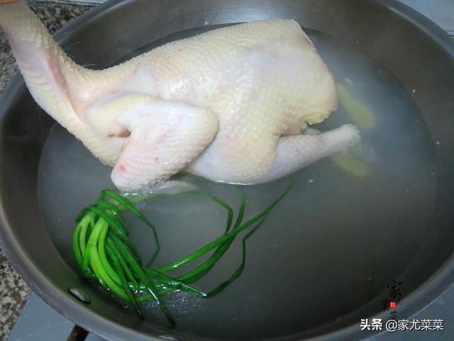 广东白切鸡：教你最正宗的白切鸡做法，只需几个技巧，皮脆肉滑