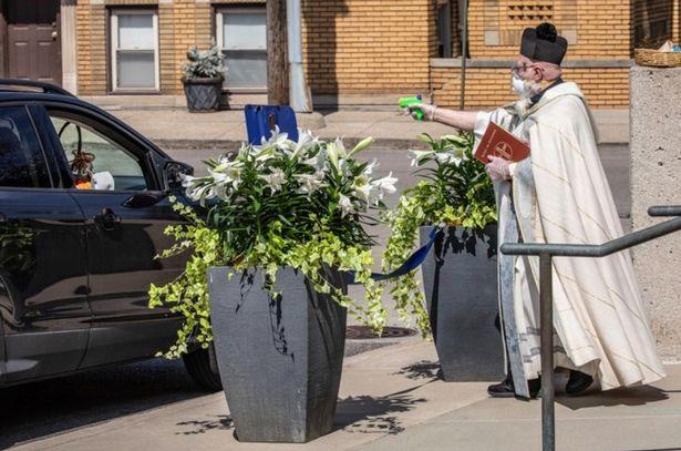 为呼吁人们保持安全距离，美国一牧师拿玩具枪