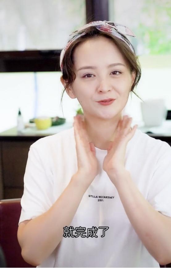 当妈的邓莎素颜太真实，虽然有点黑眼圈，但是