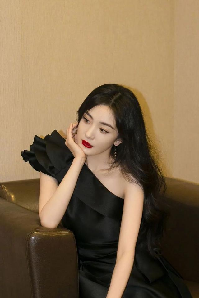 杨幂大红唇出镜性感！肤白娇嫩魔鬼身材迷人难怪爆红