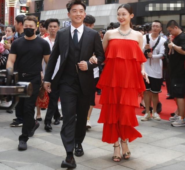 苗苗挺着大孕肚上台阶，谁注意郑恺手上动作？是不是真爱一目了然