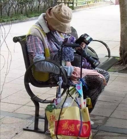 姐姐睡公园，身价几十亿的周润发不闻不问？求港媒别再断章取义