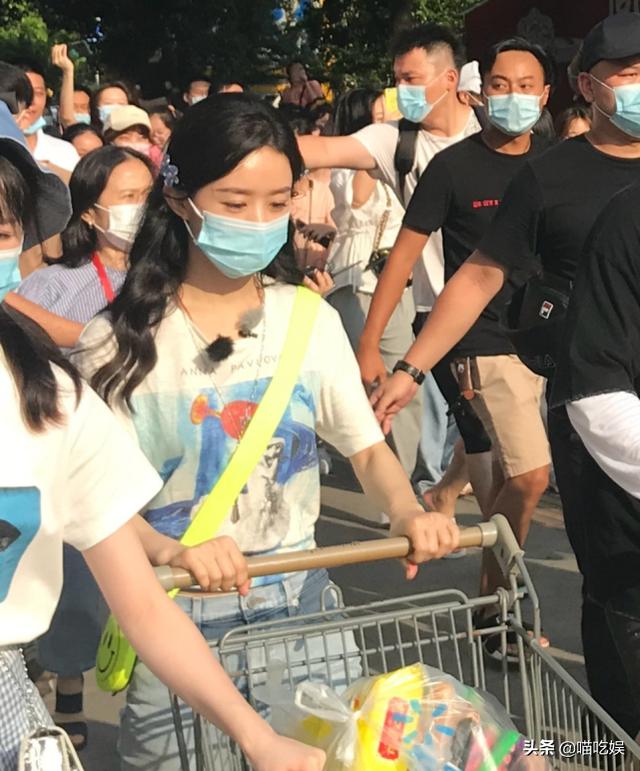 赵丽颖中餐厅最新路透，逛超市排队结账，一个人发呆低头玩手机