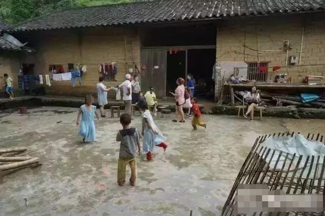 21年生15个孩子，75岁老汉成网红，如今一家17口过