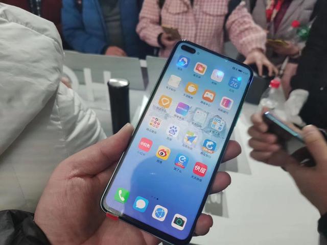 从3199跌至1819，麒麟990+8GB运存，还买什么iPhone SE？