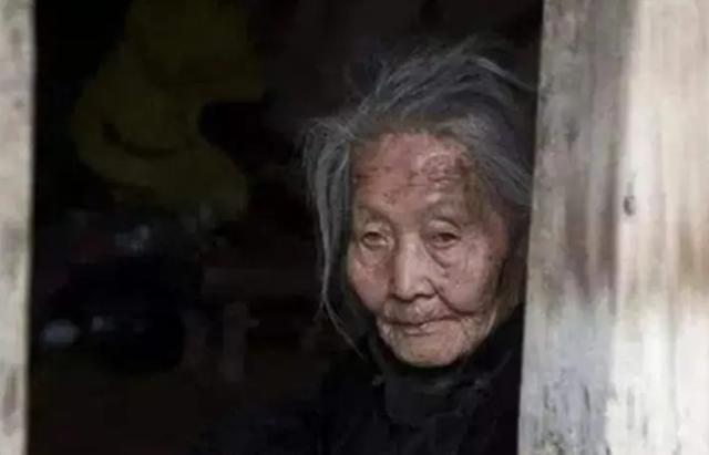 一农妇只吃咸菜，不舍花钱看病，死后屋里现金