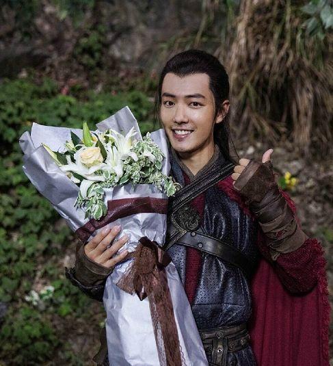 肖战4部戏的杀青照，看清他脸上的变化，整没整容不要太明显