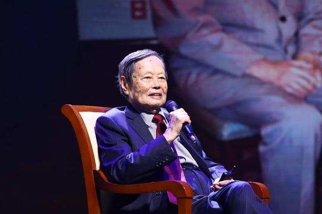 杨振宁子孙全部定居美国，他为何到晚年才回国