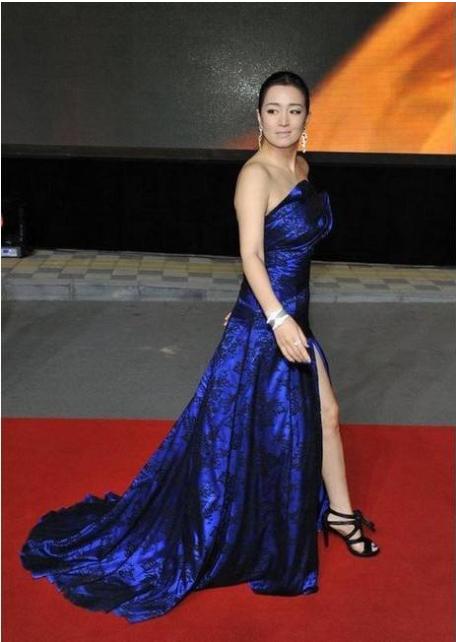 55岁巩俐也难逃中年发福，牛仔短裤勒出“赘肉”