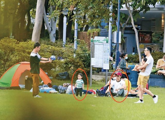 郑嘉颖带儿子公园里玩耍，1岁Rafa帅气可爱，陈凯