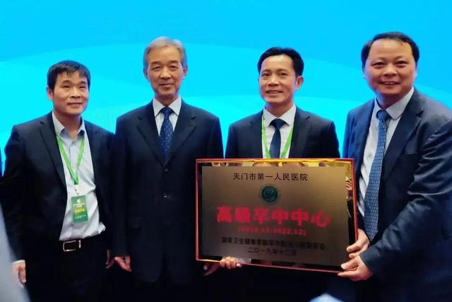 湖北天门：三位老人共庆“捡回一条命”，只因家人做对一件事…