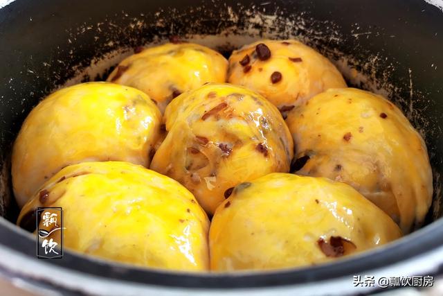 面粉加红豆，早起电饭锅一蒸，比面包还好吃，做早餐特别棒
