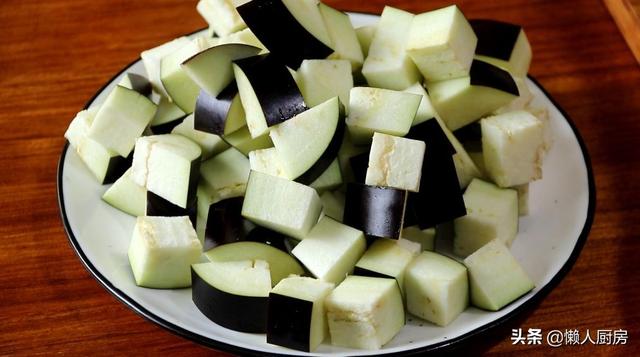 先蒸后炒，这样做出来的茄子不吸油，配上牛肉末一起炒，下饭好吃