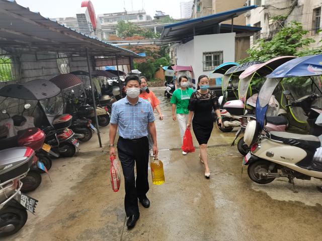 阳新县山川台社区联合烟草局开展关爱困难户走访活动