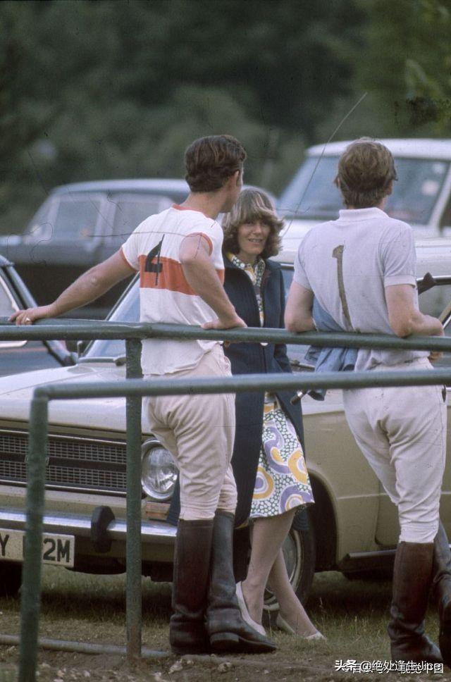 72岁卡米拉依旧受宠！头顶戴安娜的珍珠泪王冠，得意笑容藏不住