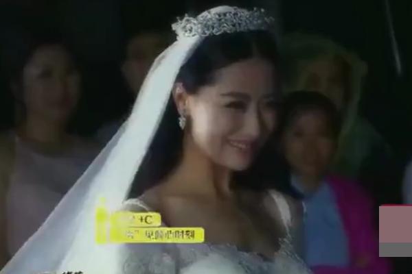 白冰未走出离婚阴霾，网友翻出前夫当年求婚视频，明白她为何痛哭