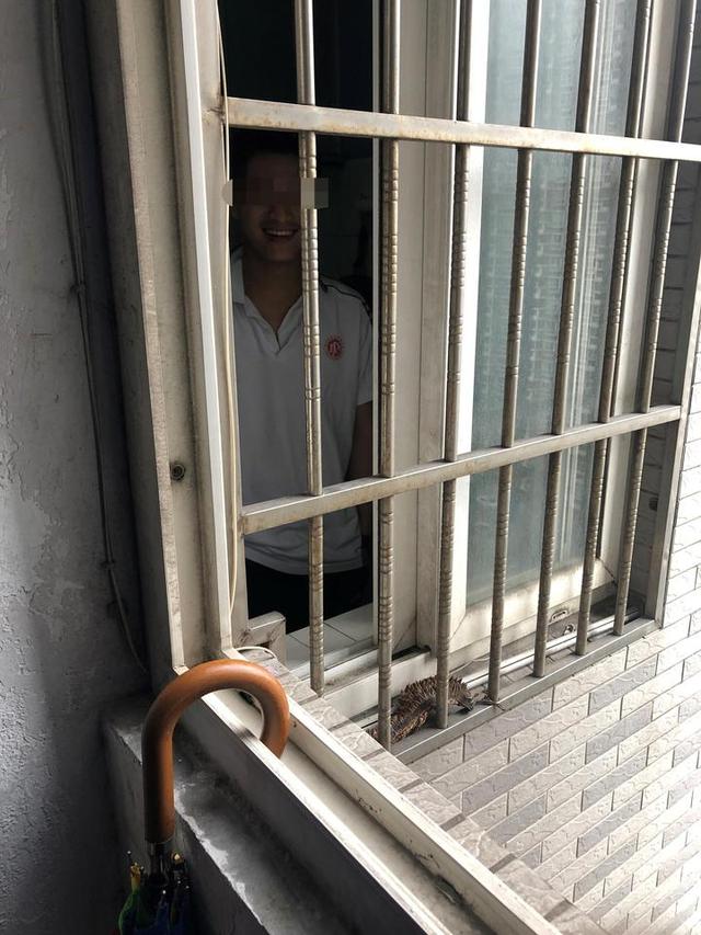 考生|杭州高考生被锁家中 拆掉栏杆才出来万幸没迟到