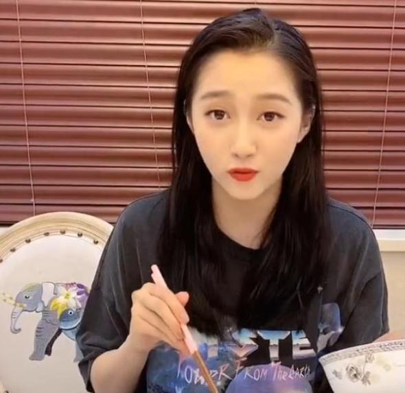 大家吃饺子都是蘸醋，看到关晓彤就着吃的东西，网友：不愧是汉子