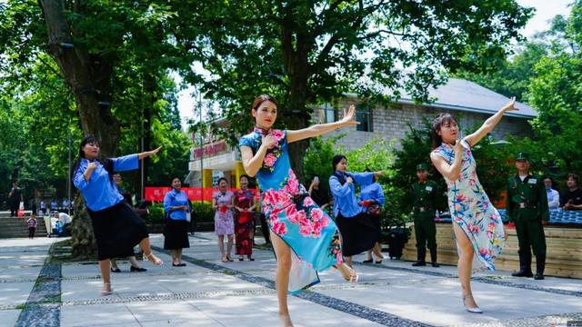 “雞公山”拍了拍“你”，給你一個(gè)不留遺憾的畢業(yè)季