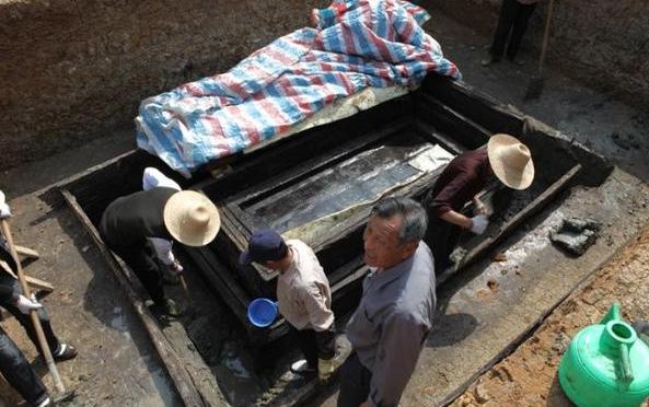 工地挖出古墓，女墓主竟然千年不腐？专家：绝