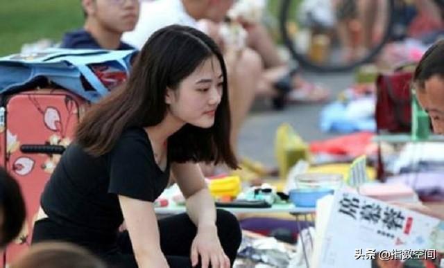 20岁女大学生摆地摊月入30万，世界正在悄悄奖励善于用脑的人