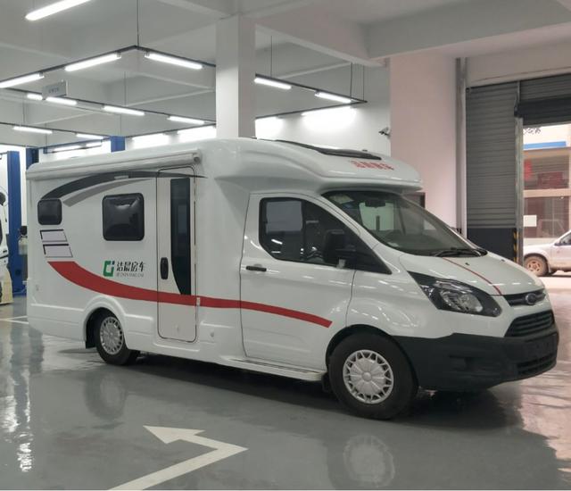 潔晨福特底盤全新小額頭C型房車