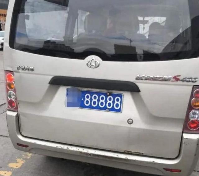 花300万买下“88888”车牌，座驾亮相后，众人都坐不住了