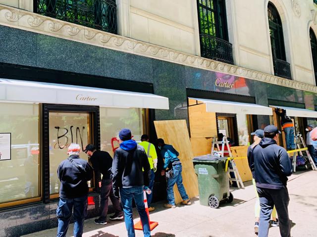 “我在美国亲历两次暴乱，身后是催泪瓦斯和橡