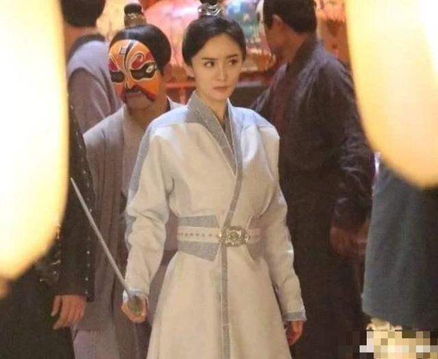 33岁杨幂又被曝黑脸不耐烦，眼神写满疲惫，爱情也无法拯救她？