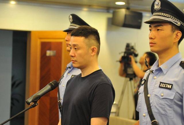 和范冰冰“鸳鸯戏水”，三婚娶小15岁主播，王学兵怎么突然消失？