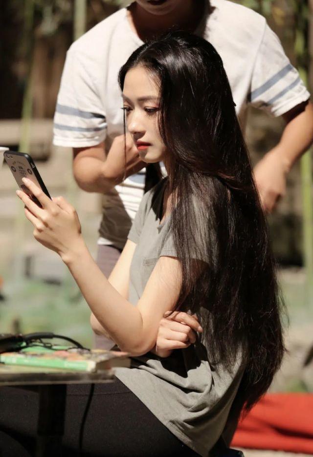 真不老美魔女！50岁看着像20，怪不得能嫁小12岁老公！