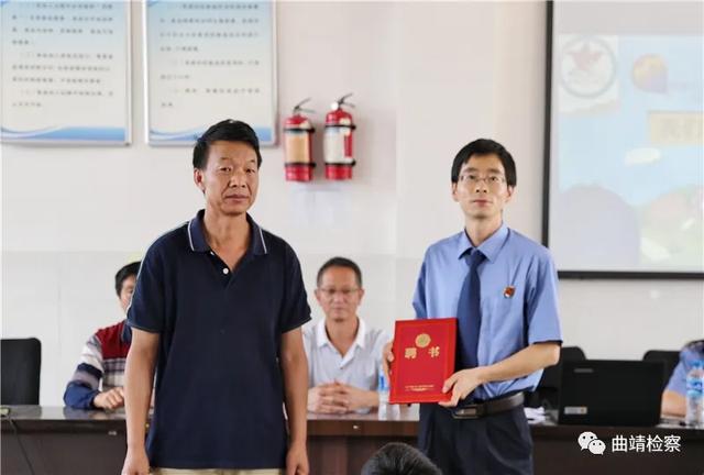 一心护“未” 送法进校 安全一夏 曲靖市检察院“杜鹃花”哥哥姐姐为小学生送上安全自护大礼包