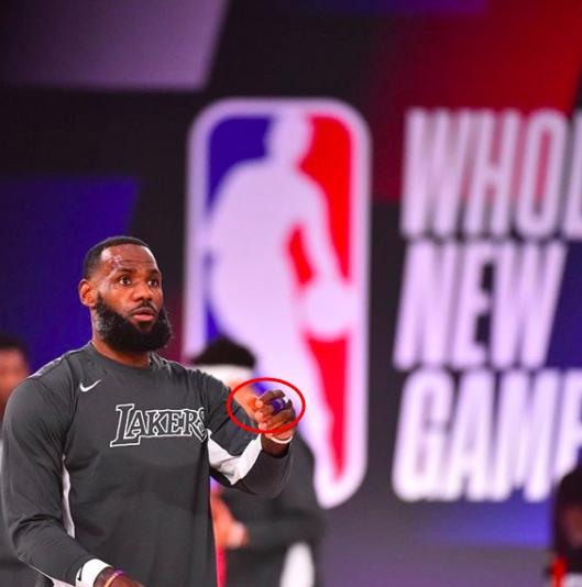 24號紫金護指！科比指引詹姆斯衝冠，曼巴精神成湖人季後另一武器