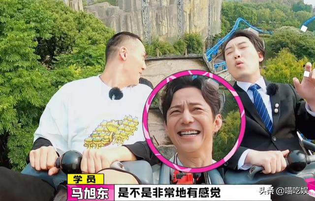 何炅坐过山车躲在后排，镜头拍到他挤在一起的五官，谁能相信46岁