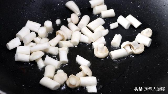 天热喝什么汤？嫩滑的豆腐，酥软的蛋皮，教你做豆腐蛋皮汤