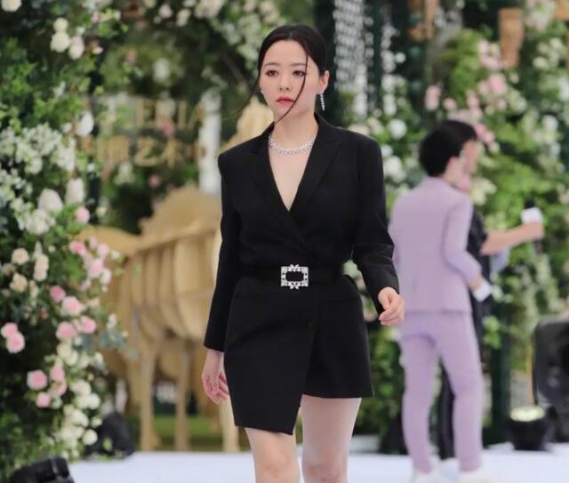 久违的红毯太糟心！周深没抹匀粉底，王源眼神涣散状态不佳