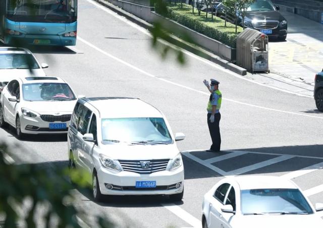 重庆|渝中警讯丨高温下，渝中交巡警战高温斗酷暑掠影
