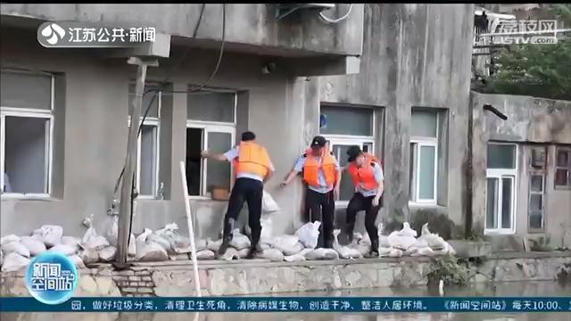 防汛@南京民警为空巢老人排险 江水涨潮预警
