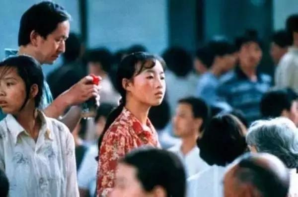 她13岁成谋女郎一举成名，被张艺谋一句话劝退，